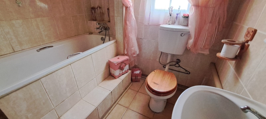 6 Bedroom Property for Sale in Schweizer Reneke North West